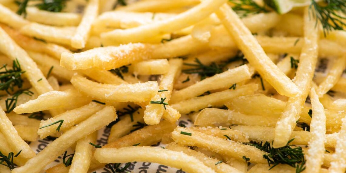 Revelado o segredo da batata frita de restaurante crocante por fora e macia por dentro