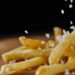 Como deixar a batata frita crocante por fora e macia por dentro sem erro