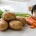 Como guardar cenouras e batatas sem deixá-las brotar