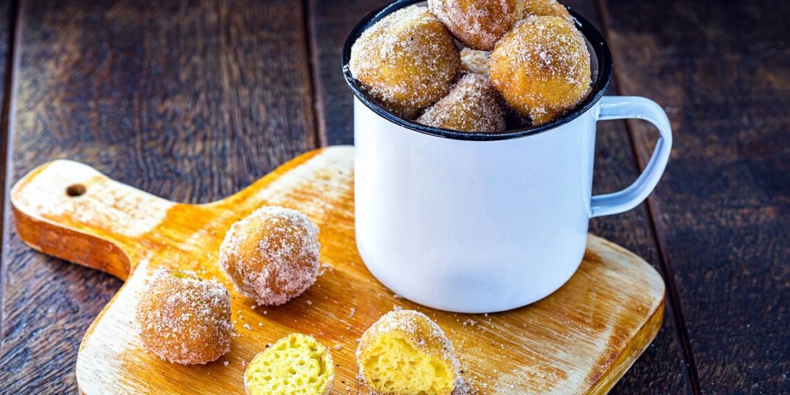Faça 20 bolinhos de chuva tradicionais com sabor nostálgico pronto em 30 minutos!
