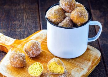 Faça 20 bolinhos de chuva tradicionais com sabor nostálgico pronto em 30 minutos!