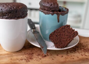 A receita de bolo de caneca que fica pronta em 3 minutos e mata a vontade de doce