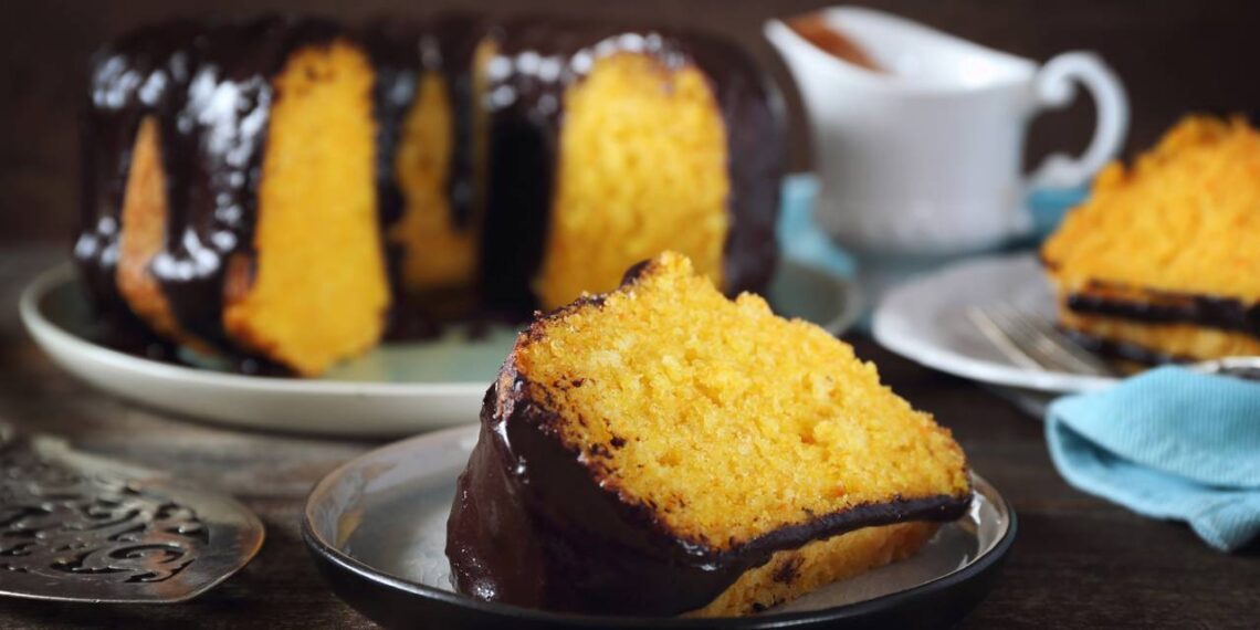 Receita de bolo de cenoura com cobertura de chocolate em 30 minutos