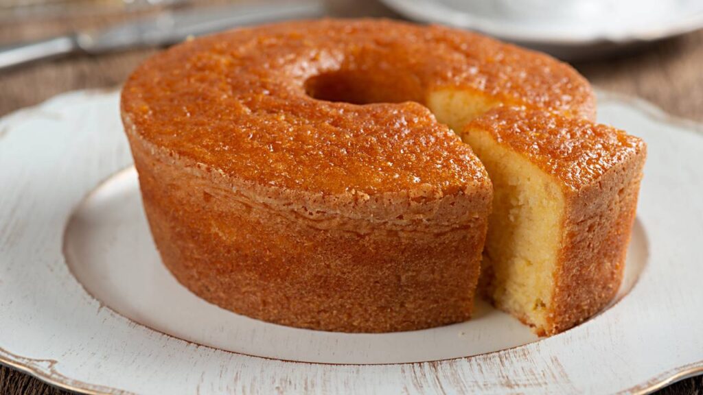 O bolo de milho fofinho e dourado que todo mundo ama no café da tarde