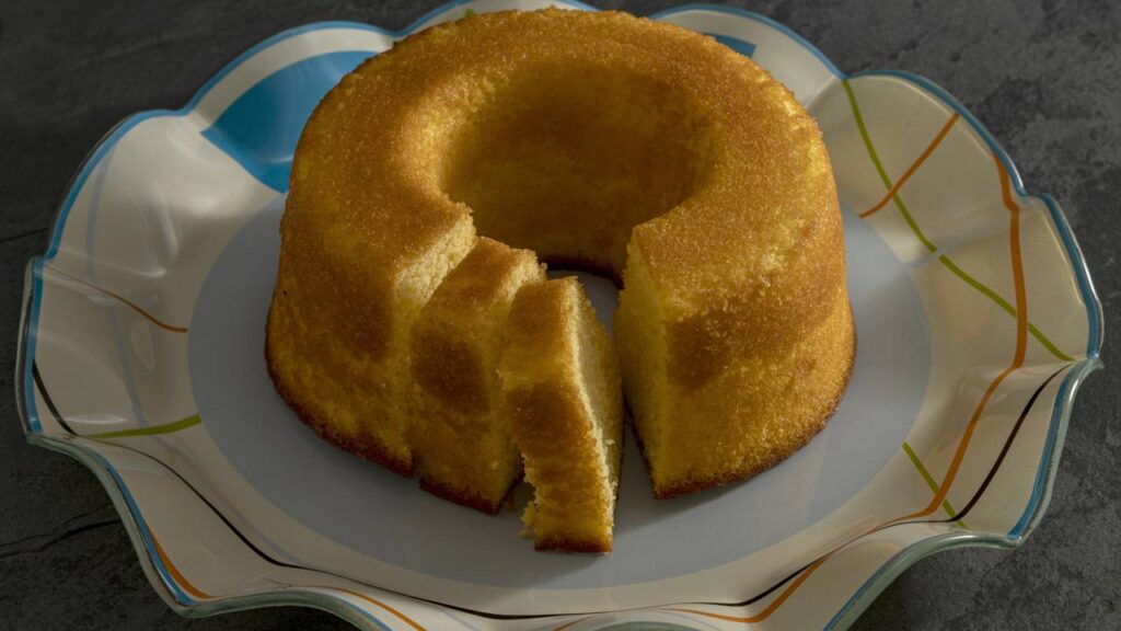 O bolo de milho fofinho e dourado que todo mundo ama no café da tarde