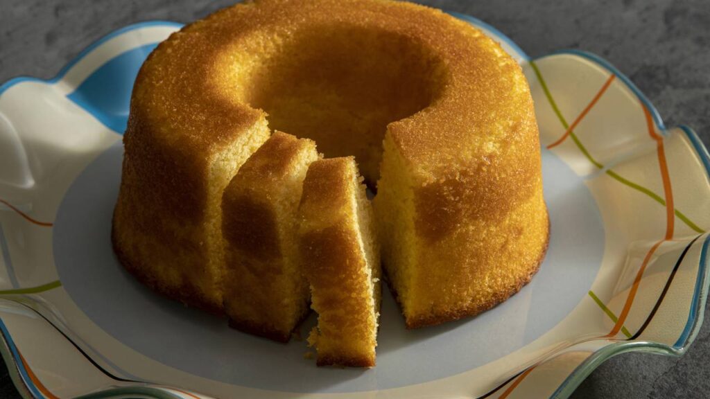 Aprenda a fazer um cremoso bolo de milho latinha em 45 minutos