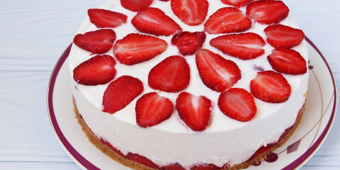 Prepare um inesquecível bolo de morango com leite ninho em somente 25 minutos