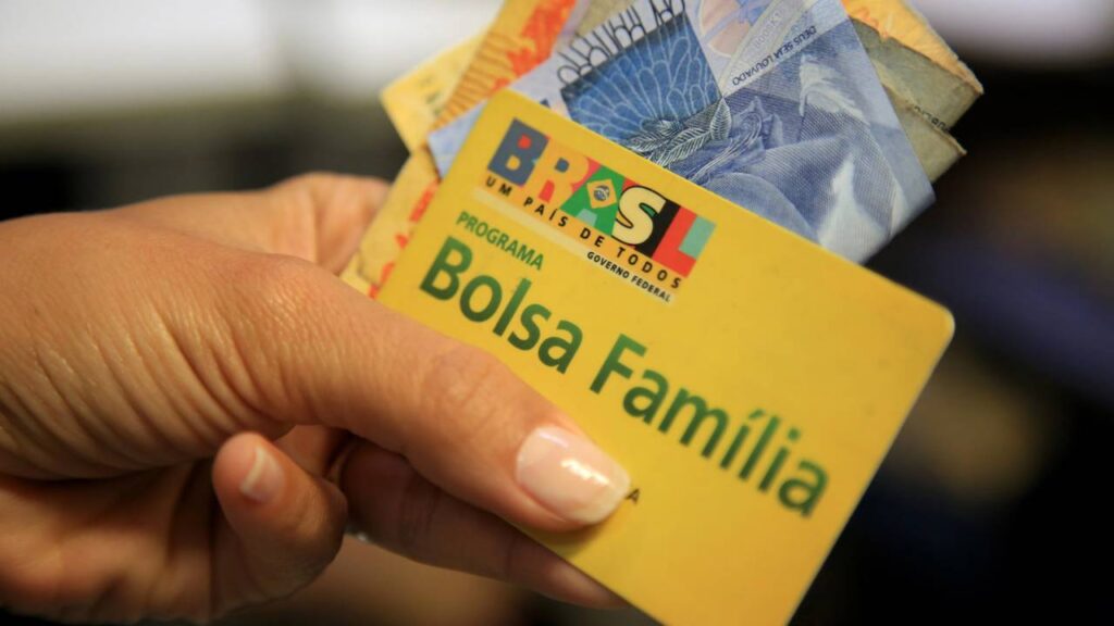 Pagamento do Bolsa Família é reduzido em 50%, afetando os beneficiários
