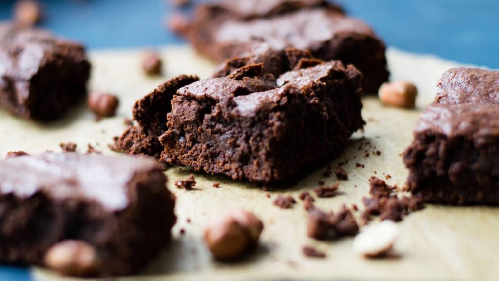 Brownie de chocolate cremoso, na airfryer e pronto em 15 minutos