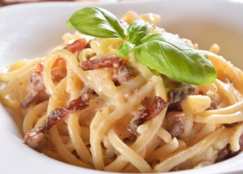 Todo mundo se gaba do espaguete à carbonara e você pode fazer um em 15 minutos, da sua casa!