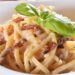 Todo mundo se gaba do espaguete à carbonara e você pode fazer um em 15 minutos, da sua casa!