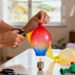 Faça lâmpadas coloridas em casa com bexigas de forma econômica