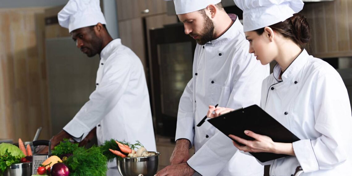 Esses truques de cozinha usam objetos comuns para facilitar o preparo e resolver problemas