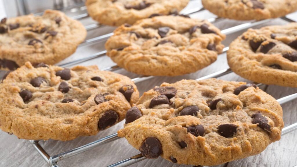 Receita de cookies crocantes em casa para agradar o Papai Noel com gosto