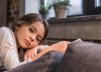 Por que crianças maduras sofrem quando adultas, segundo psicologia
