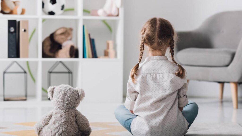 Por que crianças maduras sofrem quando adultas, segundo psicologia