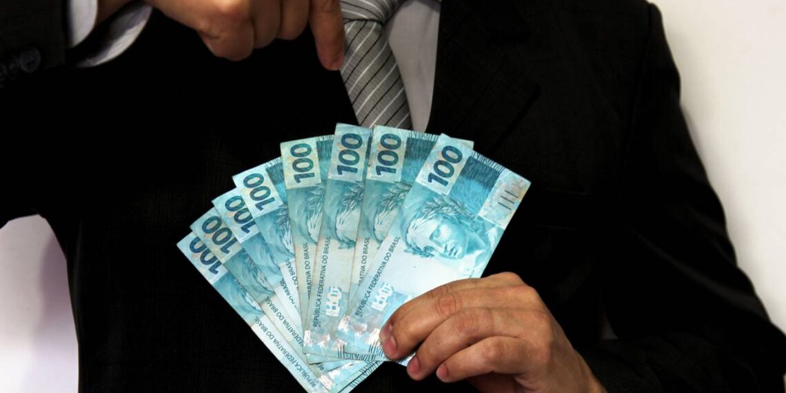 Motorista recebe R$ 50 mil em sorteio após pedir CPF na nota ao abastecer o carro
