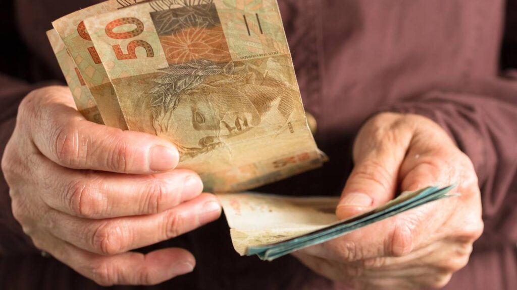 Aposentados que recebem acima de um salário mínimo ficam sem pagamento