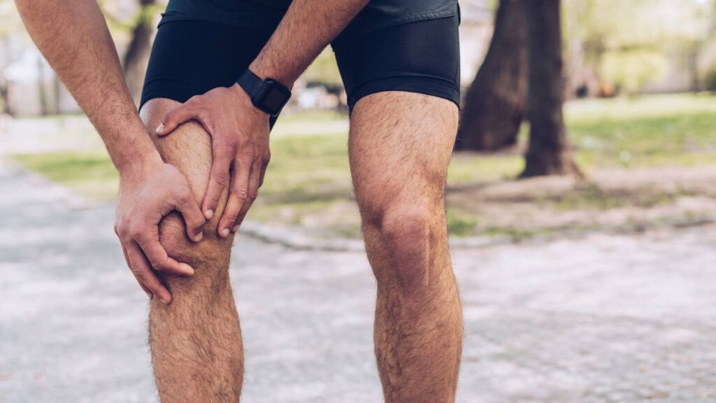 5 exercícios que fortalecem os joelhos e previnem dores com movimentos simples