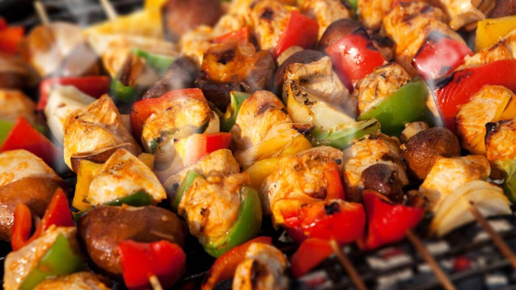 Petiscos de verão: opções leves e deliciosas para reuniões ao ar livre