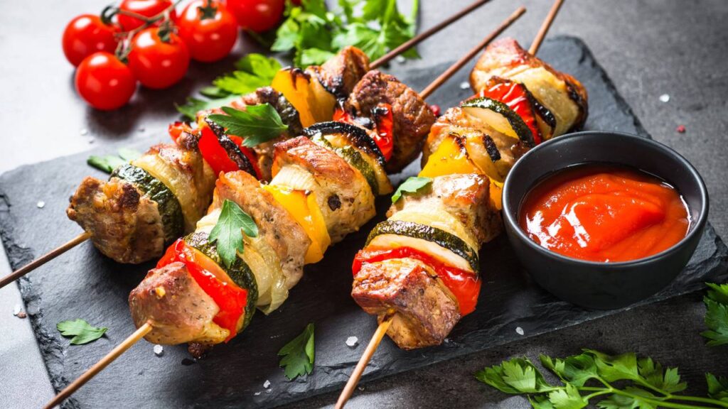Churrasco com espetinhos: a comida do verão