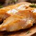 Nem na frigideira, nem no forno: aprenda o frango suculento feito em 7 minutos com técnica de restaurante