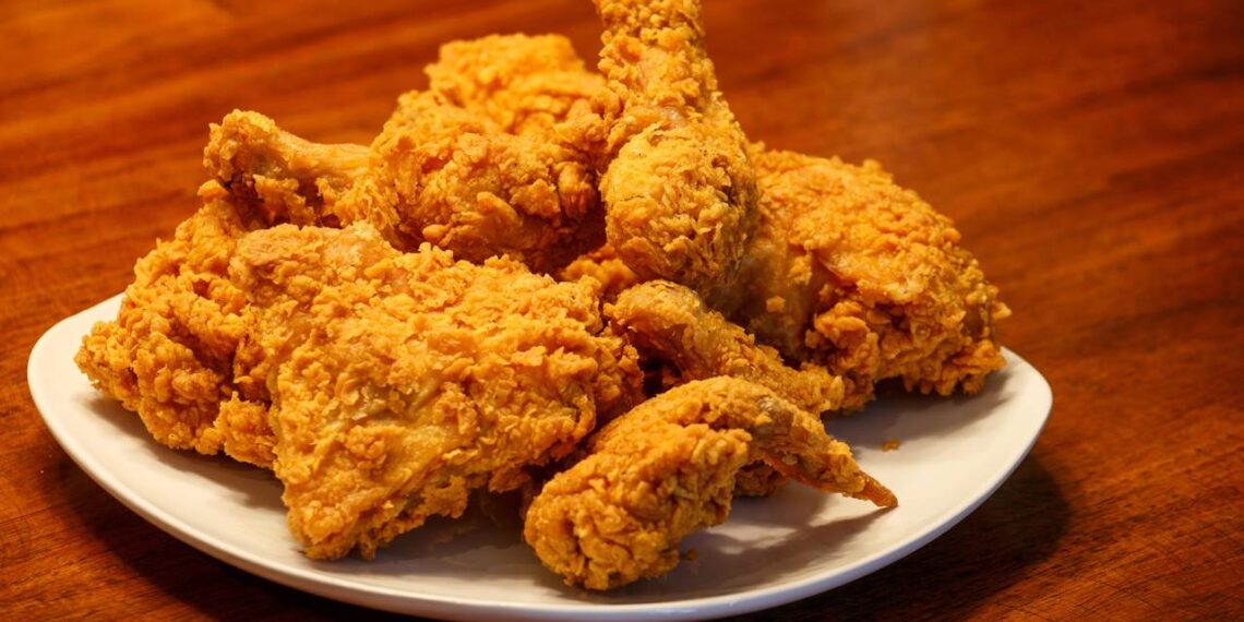 Truque para fazer frango frito muito crocante e suculento