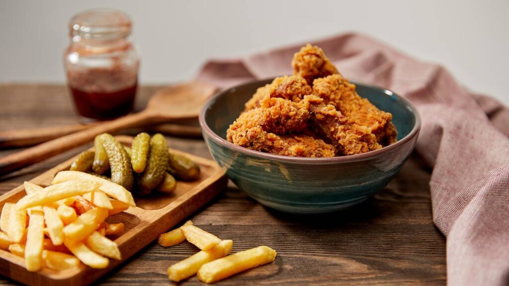 Truque para fazer frango frito muito crocante e suculento