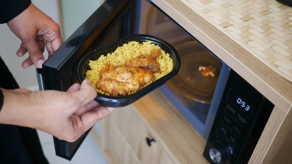 Como preparar frango suculento no micro-ondas em poucos minutos