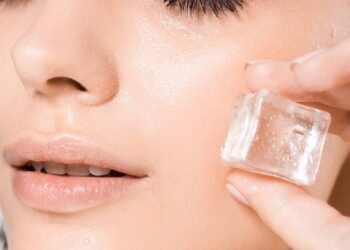 Gelo no rosto melhora sua pele e reduz olheiras, acne e inchaço