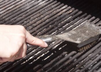 Sem limão, sem detergente: truque para limpar grelha com dois ingredientes da cozinha