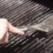 Sem limão, sem detergente: truque para limpar grelha com dois ingredientes da cozinha