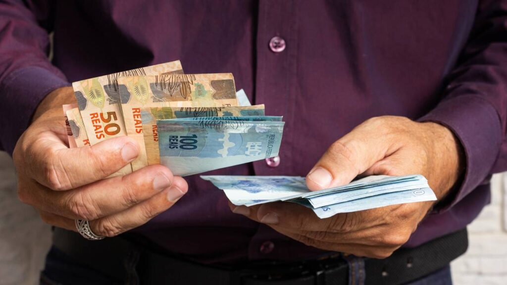 Governo toma decisão sobre o 14º salário e surpreende brasileiros