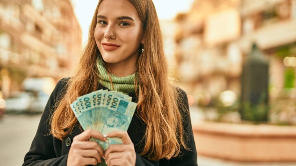 Estudo revela que 48,9% dos jovens aumentaram a renda e saíram do Bolsa Família