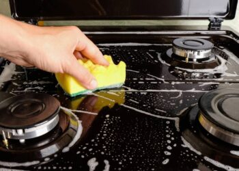 Método simples que remove gordura do fogão em 2 minutos sem esfregar