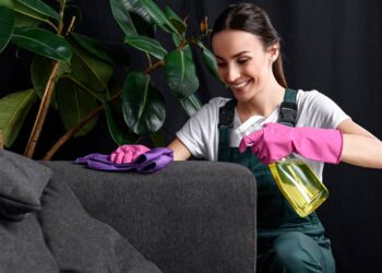 Como limpar seu sofá bege sujo e manchado com solução caseira