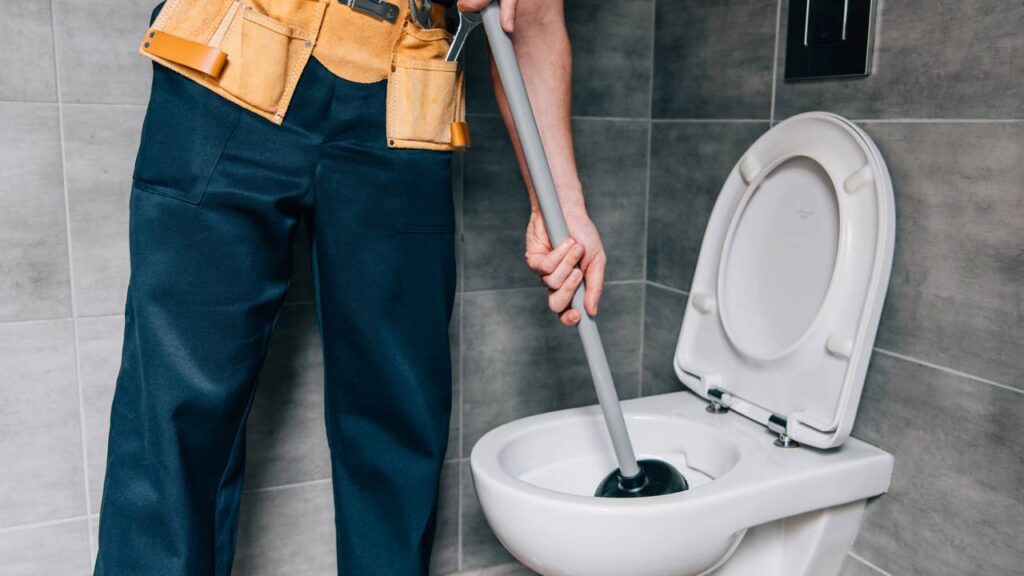 Método de limpeza de banheiro sem jogar água reduz o desperdício e mantém o piso, o vaso e o box limpos