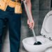 Método de limpeza de banheiro sem jogar água reduz o desperdício e mantém o piso, o vaso e o box limpos