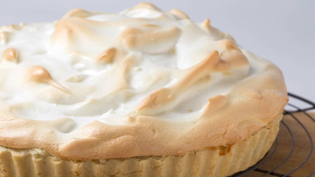 Aprenda a fazer um cremoso merengue para sua família passo a passo