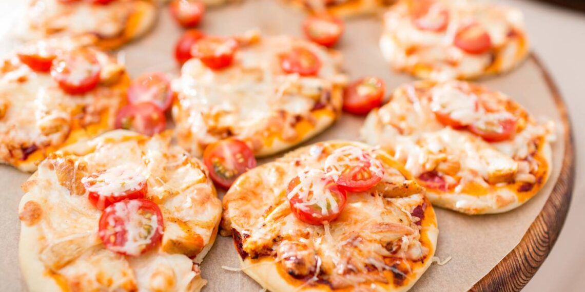 Receita prática de mini pizza com 2 ingredientes transforma qualquer lanche