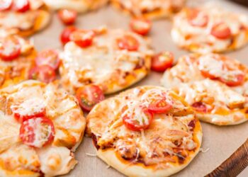 Receita prática de mini pizza com 2 ingredientes transforma qualquer lanche