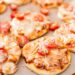 Receita prática de mini pizza com 2 ingredientes transforma qualquer lanche