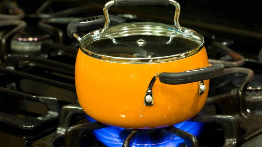 Truques para economizar gás ao cozinhar alimentos