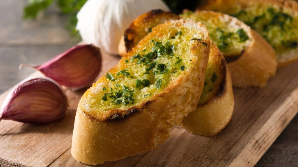 Prepare um gostoso pão de alho na sanduicheira em 2 minutos