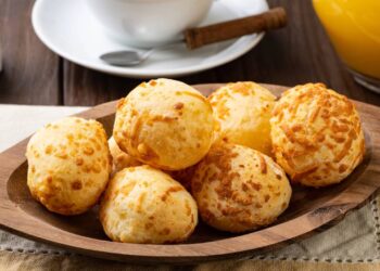 Etapa,Ingredientes (45 pãezinhos),Tempo,Passo a Passo (técnica 2025 que nunca falha),Dica de Ouro 2025 Escaldar,"250 ml leite integral 250 ml água 120 ml óleo 1 col. chá sal",4 min,Ferve tudo junto → desliga o fogo,Usa panela grossa = não esfria rápido Polvilho,500 g polvilho doce (Yoki ou Amafil 2025),3 min,Despeja a mistura quente sobre o polvilho → mexe até ficar homogêneo e esfriar o suficiente para colocar a mão,Mexe com colher de pau → depois sova 2 min = textura perfeita Queijo + ovos,"400 g queijo minas padrão ralado grosso (ou meia-cura) 3 ovos grandes",4 min,Quando a massa estiver morna → ovos um a um → queijo → sova até soltar das mãos (massa levemente pegajosa),Queijo minas padrão 2025 = derrete e fica puxa-puxa Modelar,—,4 min,Bolinhas de 25–30 g (tamanho de brigadeiro grande) → forma untada ou papel manteiga,Unta as mãos com óleo = não gruda nada Assar,—,12–15 min,Forno pré-aquecido 200 °C → 12–15 min até dourar bem embaixo,200 °C nos primeiros 8 min → abaixa para 180 °C no final