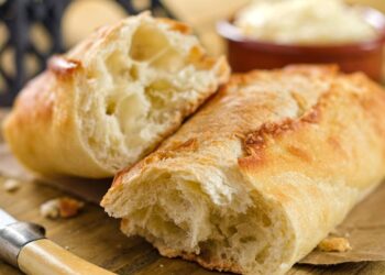 Como deixar o pão do dia anterior fresquinho novamente com uma dica muito simples
