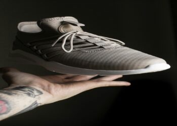 Adeus tênis branco com essas combinações de roupas para usar o cinza concreto no estilo minimalista
