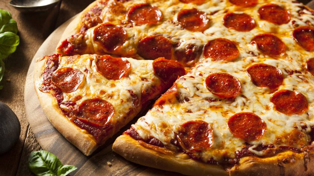 Pizza de micro-ondas feita com massa própria fica alta, macia e pronta em poucos minutos