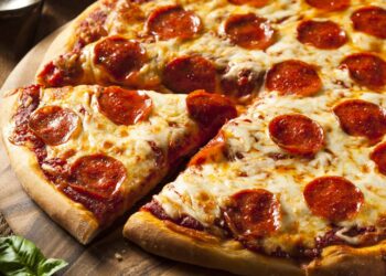 Pizza de micro-ondas feita com massa própria fica alta, macia e pronta em poucos minutos
