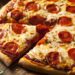 Pizza de micro-ondas feita com massa própria fica alta, macia e pronta em poucos minutos